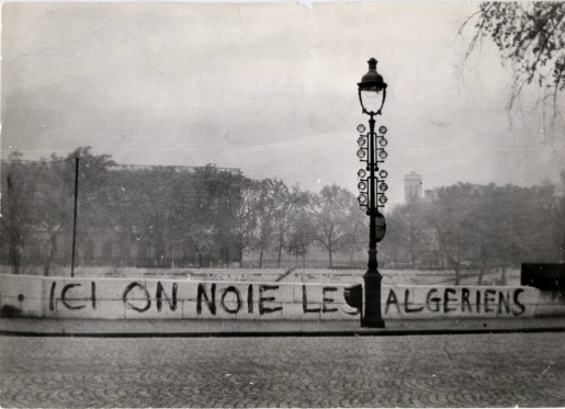 Banderole d'Alexis Violet accrochée au quai de la Seine "Ici on noie les Algériens", octobre 1961. (Photo : Jean Texier (L'Humanité/Keystone))