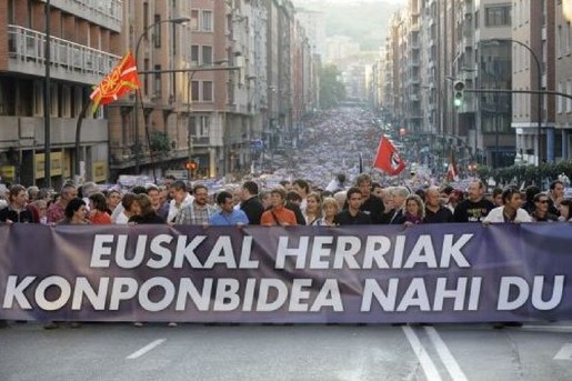Des milliers de personnes défilent dans les rues de Bilbao, le 22 octobre 2011 (PHOTO: DR)