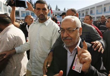 Rachid Ghanouchi, chef du parti Ennahda à la sortie d'un bureau de vote à Tunis le 23/10/2011 (Reuters)