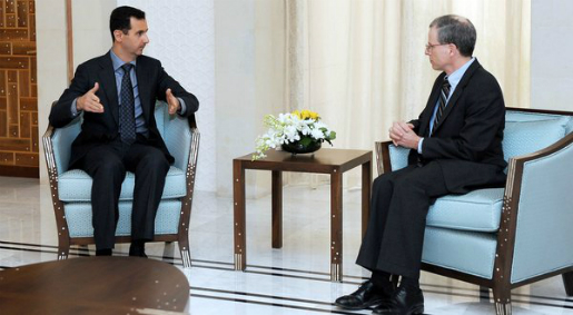 Robert S. Ford, l'ambassadeur américain à Damas, lors de son habilitation auprès du président syrien Bachar el-Assad, en Janvier 2011. (Photo : Sana/Reuters)