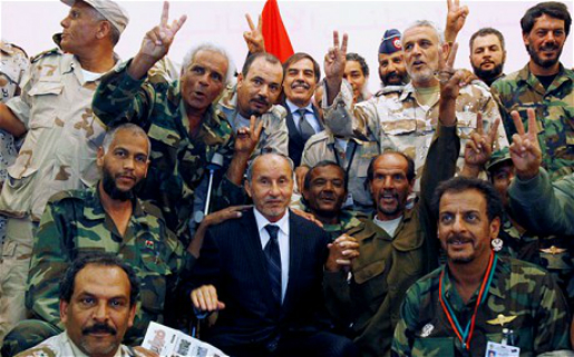 Moustafa Abdel Jalil, le président du CNT, au milieu des combattants libyens à Benghazi. (Photo : AP)