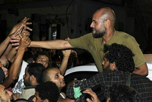 Seif el-Islam avec les partisans de Mouammar Kadhafi, à Tirpoli le 23 août 2011.(Photo : Reuters/Paul Hackett)