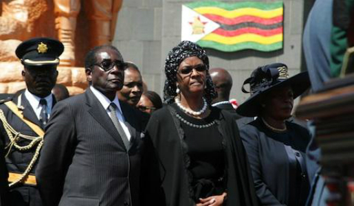 Le président zimbabwéen Robert Mugabe et sa femme Grace, le 20 août 2011 (Photo : AFP/Jekesai Njikizana)