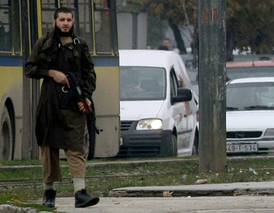 Mevlid Jasarevic tenant un AK-47, après l'ouverture du feu devant l'ambassade américaine à Sarajevo, le 28/10/2010 à 13H35 GMT (Photo : AFP/Elvis Barukcic)