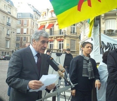 Ferhat Mehenni lors d'un rassemblement devant l'ambassade d'Algérie à Paris le 15 janvier 2011 (Photo : M. A. - SIWEL)