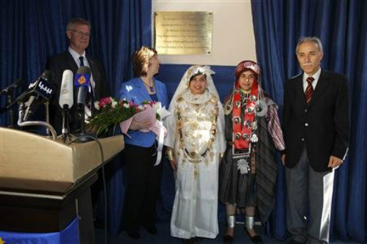 Catherine Ashton pose avec des jeunes filles portant des habits traditionnels libyens au siège de la nouvelle délégation de l'UE à Tripoli, samedi 12 novembre 2011. (Photo : REUTERS/Youssef Boudlal)