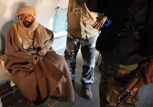 Seïf al-Islam Kadhafi, dans l'avion le menant à Zintan le 19 novembre 2011. (PHOTO: REUTERS/Ismail Zitouny)