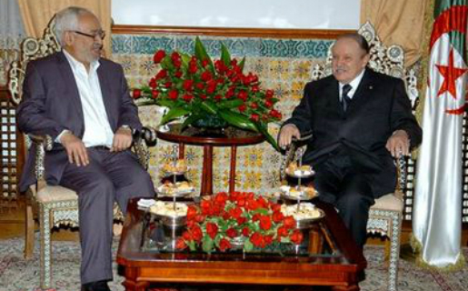 Le président algérien Abedelaziz Bouteflika reçoit le leader tunisien d'Ennahda, Rached Ghannouchi. Alger, lundi 21 novembre 2011. (PH/DR)