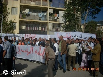 Sit-in des travailleurs de la laiterie le 26 octobre devant le siège de wilaya de Tizi-Ouzou (PHOTO : SIWEL)