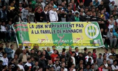 Une banderole au stade du 1er novembre revendiquant le départ de Hannachi (PHOTO : DR)
