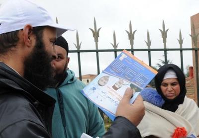 Un militant du parti marocain islamiste Justice et Développement distribue des tracts, le 22 novembre 2011 (PHOTO : DR)