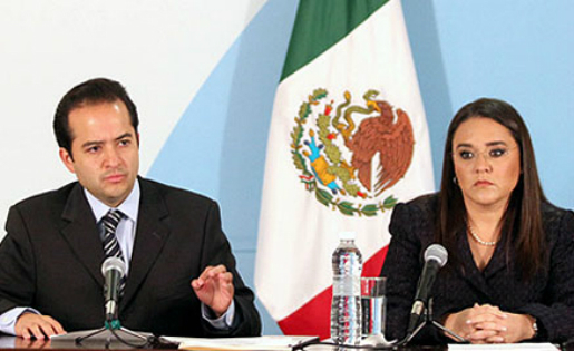 Alejandro Poiré Romero et Alejandra Sota Mirafuente, lors de leur conférence de presse à Maxico, le 07 décembre 2011. (PH/DR)