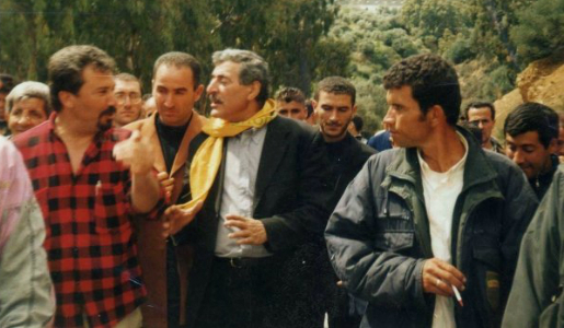 Razik Zouaoui (chemise à carreaux) avec Ferhat Mehenni et des citoyens de Chemini lors de l'enterrement d'une victime du printemps noir de Kabylie, en 2001. (PH/DR)