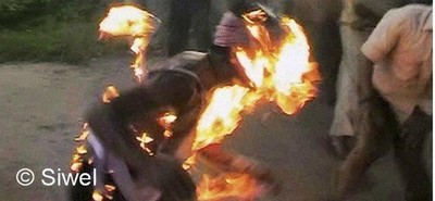 Rachid Chabane s'immolant par le feu à Aokas. (Photo : ZH/Siwel )