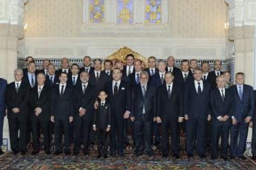 Le roi Mohammed VI et le prince héritier Hassan avec les membres du nouveau gouvernement. ( PHOTO: REUTERS)