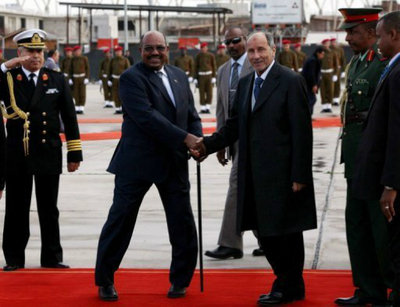 Le président soudanais Omar el-Bechir, recherché par la CPI, en visite à Tripoli