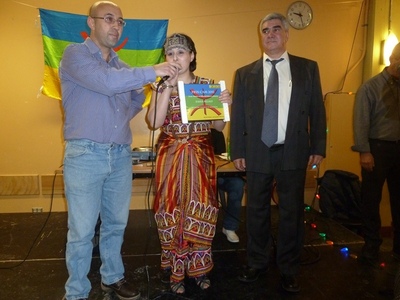 Cérémonie de remise du prix CAM 2011 ( au centre Zahia Bélaid, à droite Lhacène Ziani) (PHOTO: DR)
