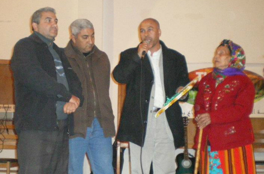 Hocine Azem prenant la parole lors de l'hommage rendu à Slimane Azem le 28/01/2012 à Draâ Ben Khedda (PH. SIWEL)