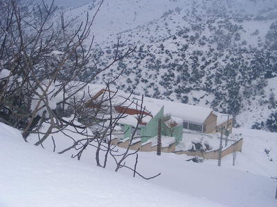 Etablissement du secondaire à Ain El Hammam pris dans la neige. (PHOTO: Nova Film Prod pr Siwel)