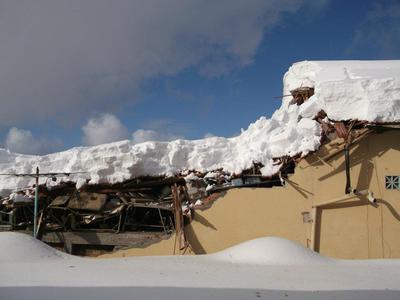 La toiture de l'hôpital de Ain el Hamman s'écroule sous le poids de la neige (PHOTO : DR)