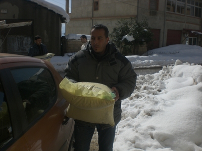 Bénévoles livrant des sacs de semoule à At Zikki (PH/ SIWEL)