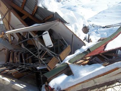 L'établissement d'éducation moyenne de la commune d'At Ziki, perchée à 1500 mètres d'altitude dévasté par la neige le 15 février (PH/ DR)