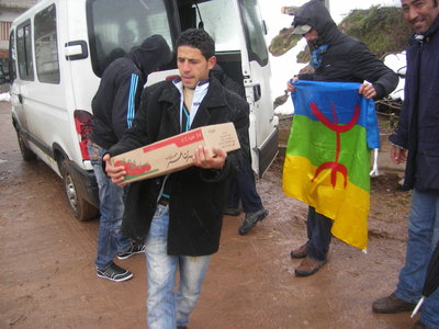 Opération solidarité avec la Kabylie, les militants du MAK à Izoumam (PHOTO : Siwel)