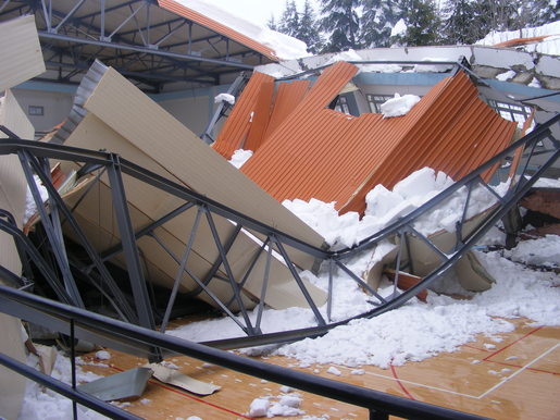 Une multitude de toitures se sont éffondrées sous le poids de la neige depuis le début des intempéries (PH/DR)