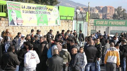 Rassemblement de supporters devant le stade du 1er novembre à Tizi-Ouzou (PH/ Siwel)