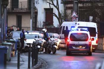 Des policiers bloquent les accès à la rue où le RAID intervient à Toulouse, le 21 mars 2012 à 7:45. (PHOTO : Reuters)