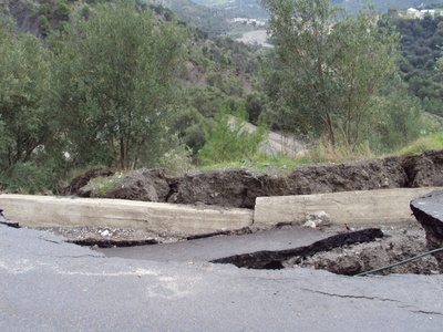 Dégats causés au réseau routier par les glissements de terrain. Chemin de Wilaya N° 06, reliant Taskeriout, Ait Smail et Bouandas ( PHOTO : DR)
