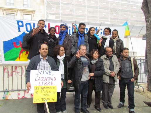 M. Ferkal en bas à gauche lors du rassemblement de soutien à l'Azawad à Paris le 07-04-2012 (PH/ M.F pour SIWEL)