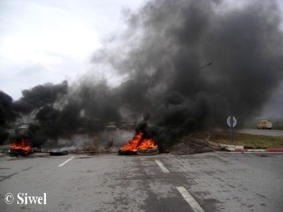 Manifestation et blocage de routes à Draâ el Mizan (PH : Archives Siwel)