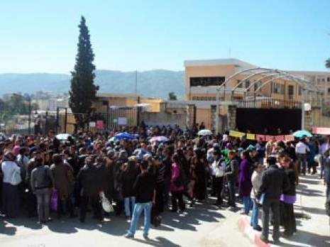 Sit-in des travailleurs du pré-emploi devant le siège de la wilaya le 10-04-12 (PH/ DR)