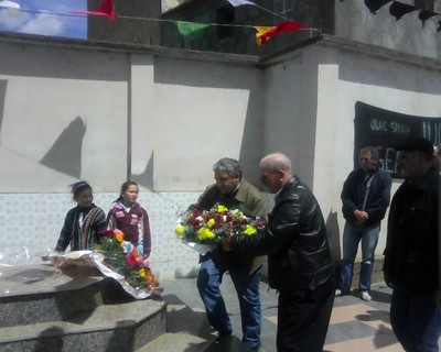 Dépôt de gerbe sur la tombe de Massinissa Guermah le 18 avril 2012 (PH/ SIWEL)