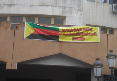 Le drapeau de l'Azawad à l'université Mouloud Mammeri à Tizi-Ouzou (PHOTO : SIWEL)