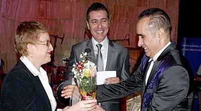 Khalida Toumi offrant un bouquet de fleurs au chanteur Takfarinas