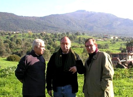 Xavier Driencourt (au centre) en visite à une fabrique de fromagerie à Aghribs, Kabylie, le 04/01/2012