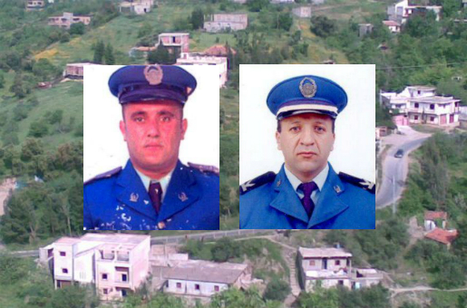 Les 2 policiers assassinés (Mohand Allad à g. et Youcef Belkacemi à d.), en arrière-fond, leur village At Ɛli Umḥend (PH : DR/Djamel Ouldfella)