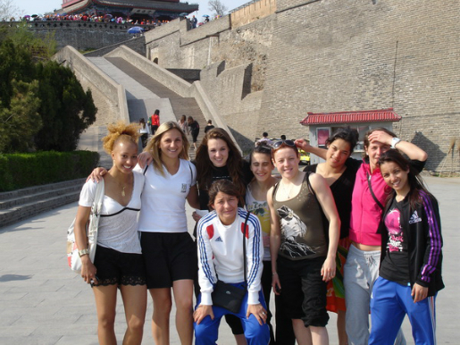 Sarah Ourahmoune (à droite) avec la délégation française à son arrivée à Qinhuangdao (Photo : FFB)