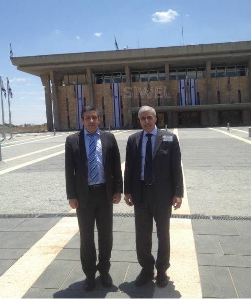 M. Ferhat Mehenni (à d.) et M. Lyazid Abid (à g.) devant la Knesset (PHOTO © SIWEL)