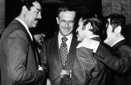 L'algérien Abdelaziz Bouteflika (à d.) avec le syrien Hafez el-Assad (centre) et l'irakien Saddam Hussein (à g.), 1979