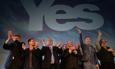 Le Premier ministre, Alex Salmond, au milieu de célébrités écossaises en soutien à l'indépendance, lors du lancement de la campagne du « Oui », aujourd'hui à Edimbourg     (Jeff J Mitchell / Getty Images)