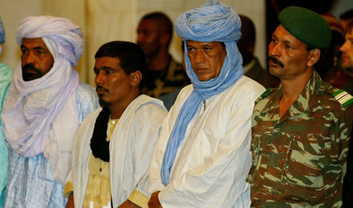 Iyad Ag Ghaly (1er à partir de la gauche), chef d'Ansar Dine, Baba Ould Cheikh maire de Tarkint (MUJAO,djiadistes), Aklinine Ag Mahmoud (ADN) et le colonel-major El Hadji Ag Gamou.