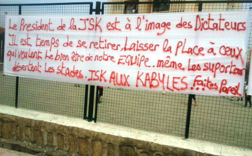 Banderole suspendue sur les grilles du stade Kamel Aouis de la Nouvelle Ville de Tizi-Ouzou (PH/DR)