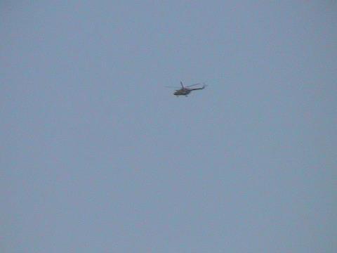 Un helicoptère de l'armée algérienne, survolant ce matin Bouzeguène. PH/SAH/SIWEL