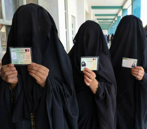 Femmes en niqab lors d'élections en Afghanistan (Archives PH/DR)