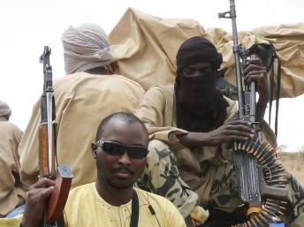 Des hommes du groupe islamiste Ansar Dine à l'arrière d'un pick-up REUTERS/Adama Diarra