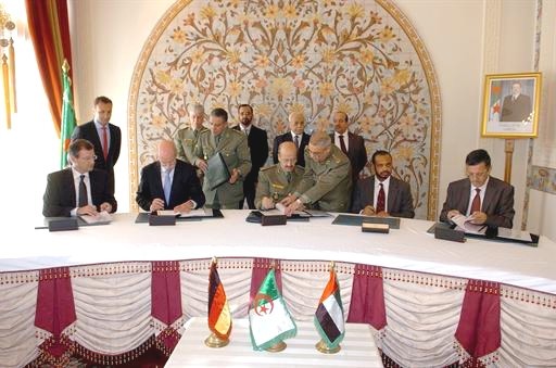Protocole d’accord signé entre la SNVI, le groupe émirati Aabar Investments et le groupe allemand Mercedes-Benz et Daimler, au siège du ministère algérien de la Défense nationale. (PH/DR)