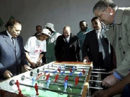 Bouteflika et son premier ministre amusant la galerie. PH/DR